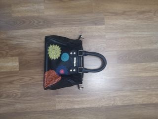 Cuatro bolsos de mano sin uso