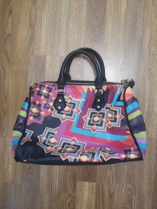 Cuatro bolsos de mano sin uso