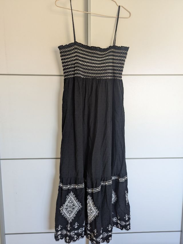 Vestido negro - Bordado blanco
