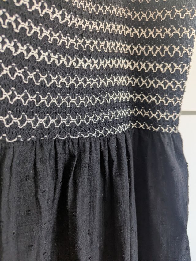 Vestido negro - Bordado blanco