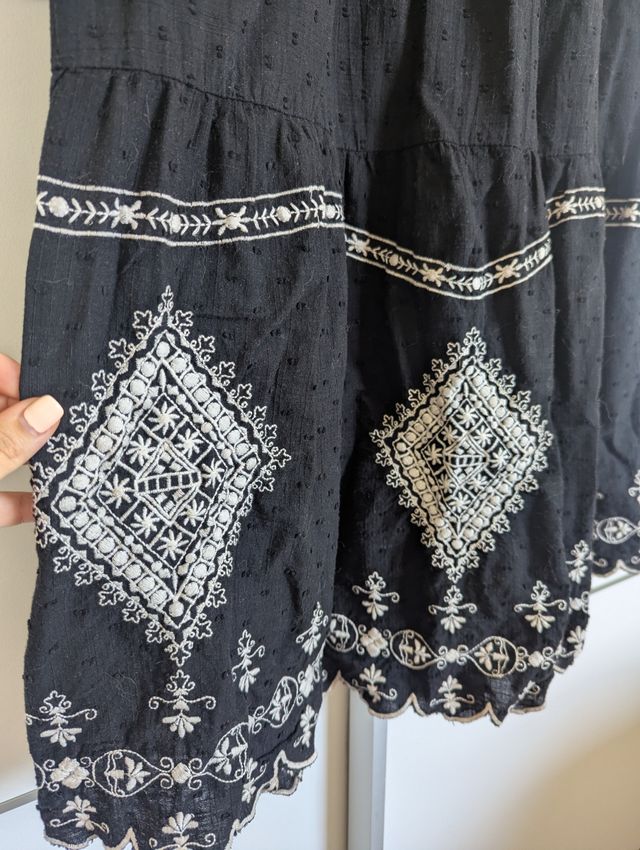 Vestido negro - Bordado blanco