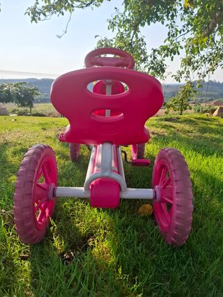 Coche pedales Hello Kitty