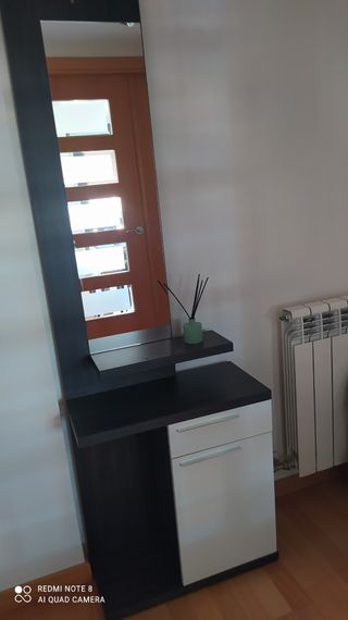 Mueble recibidor blanco y negro