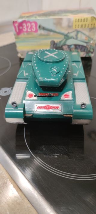 Tanque militar antiguo T-323