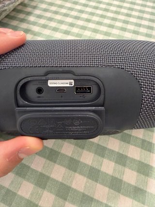 Altavoz JBL Charge Essential 2 Negro con funda.