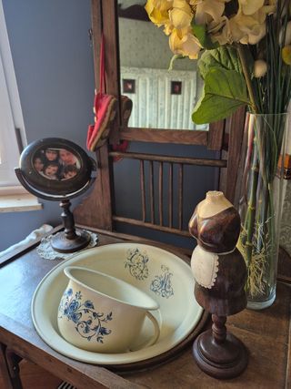 Antiguo palanganero de madera.