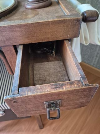 Antiguo palanganero de madera.