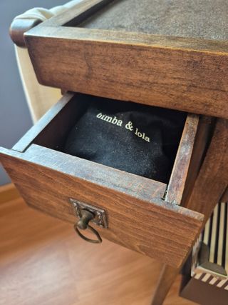 Antiguo palanganero de madera.