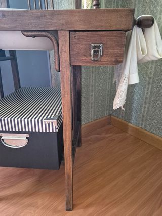 Antiguo palanganero de madera.