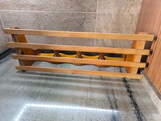 Perchero madera pino - 3 ganchos y estantería.