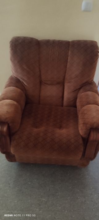 Sillón marrón antiguo