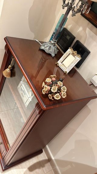 Mueble madera con vitrina