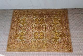 Alfombra vintage beige y dorada