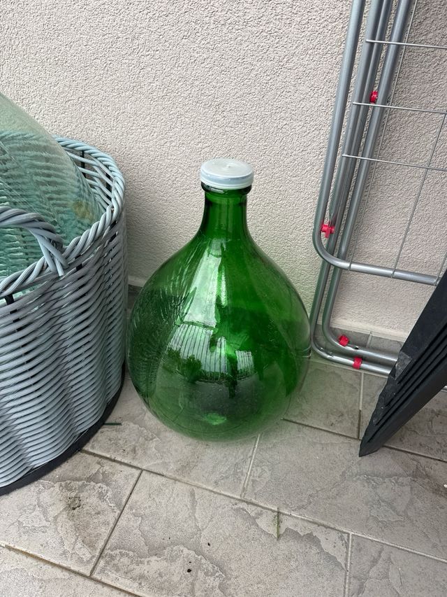 Damigiane vetro verde & cesto vimini 