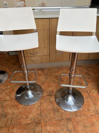 4 Taburetes cocina blancos.