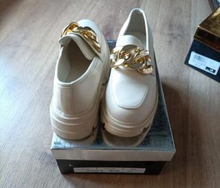 Mocasines beige con cadena dorada 37