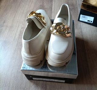 Mocasines beige con cadena dorada 37