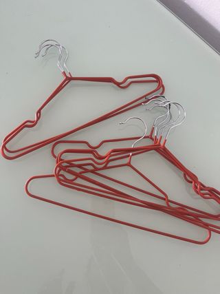 9 Perchas rojas para niños