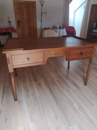 Escritorio antiguo de madera