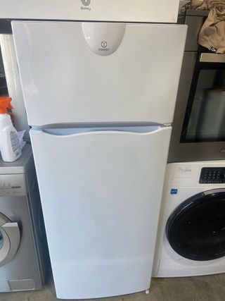 Nevera Indesit blanca
