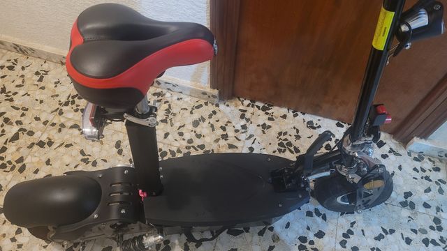 Patinete eléctrico con asiento. TinyTom