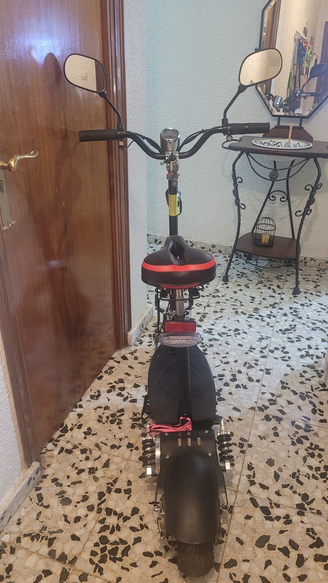 Patinete eléctrico con asiento. TinyTom