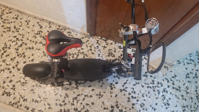 Patinete eléctrico con asiento. TinyTom