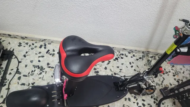 Patinete eléctrico con asiento. TinyTom