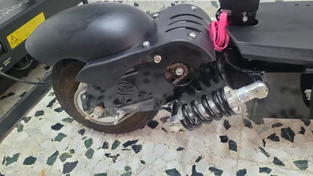 Patinete eléctrico con asiento. TinyTom