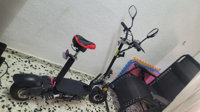 Patinete eléctrico con asiento. TinyTom