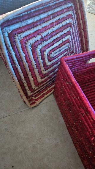 Cesta mimbre roja - Decoración