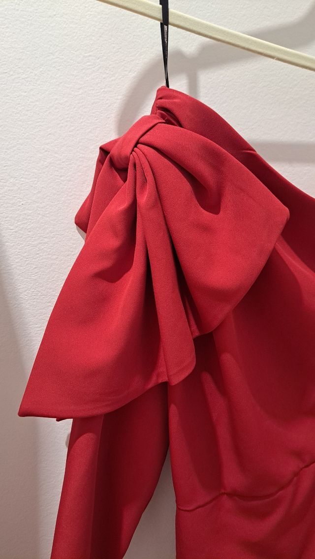 Vestido midi rojo de invitada con flecos