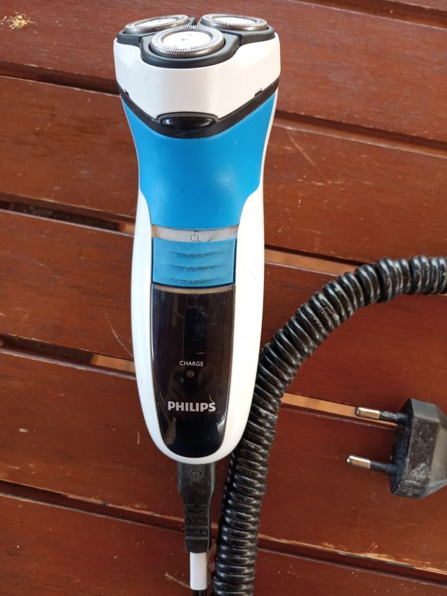 Afeitadora Philips azul y blanca