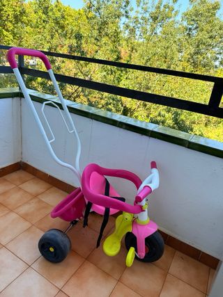 Triciclo infantil con barra delantera