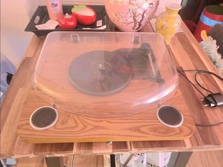 Tocadiscos vintage con altavoces