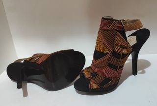 Tacones Uterqüe dorados negros, talla 36