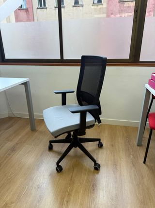 Silla oficina giratoria gris y negra