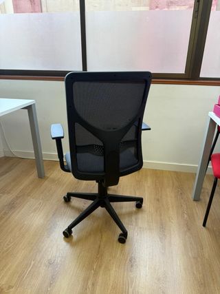 Silla oficina giratoria gris y negra