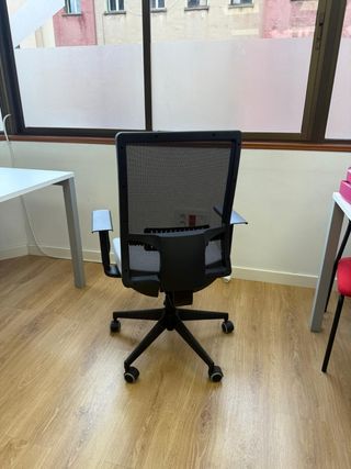 Silla oficina giratoria gris y negra