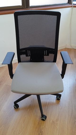 Silla oficina giratoria gris y negra