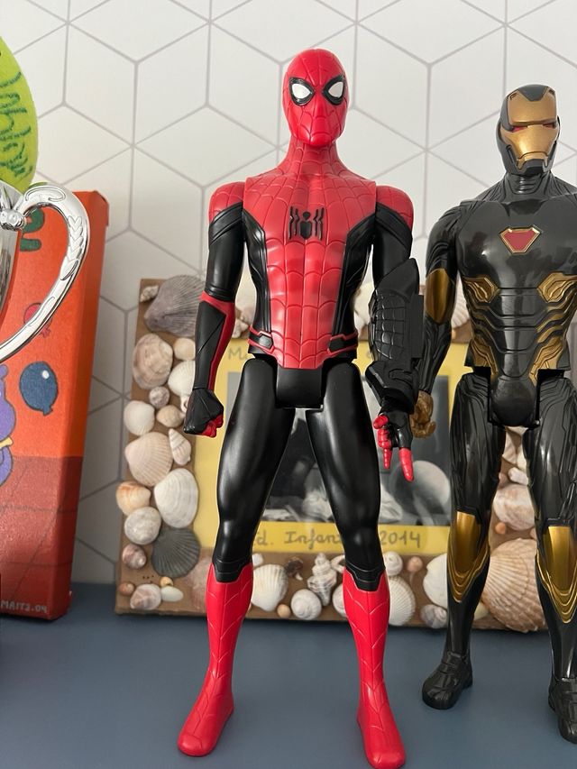 4 Figuras Marvel: Iron Man, Thanos, Spiderman y CA