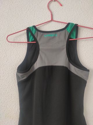 Camiseta Umbro running negra - gris