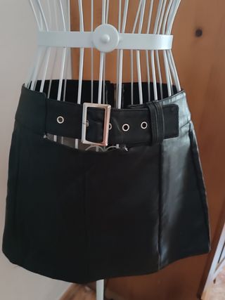 Falda negra cuero cinturon