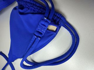 Bikini azul con detalle flor 