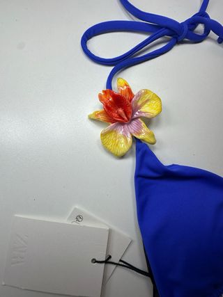 Bikini azul con detalle flor 