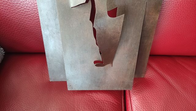 Escultura en metal lacado de Jorge Castillo.