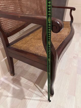 tresillo Sofá isabelino de mimbre y madera.