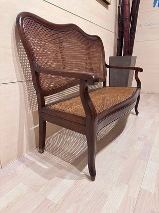tresillo Sofá isabelino de mimbre y madera.