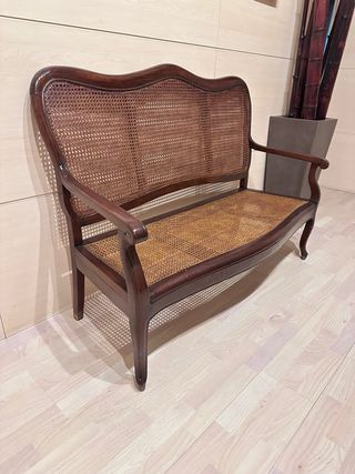 tresillo Sofá isabelino de mimbre y madera.