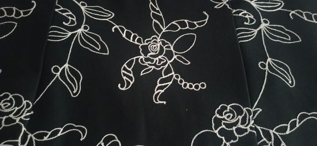 Falda negra bordada beige